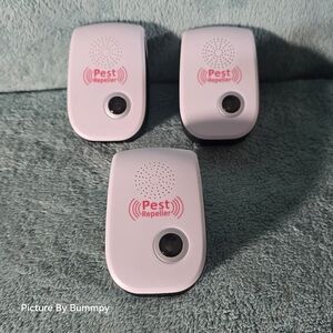 Set of 3 ultrasonic pest repellers.
